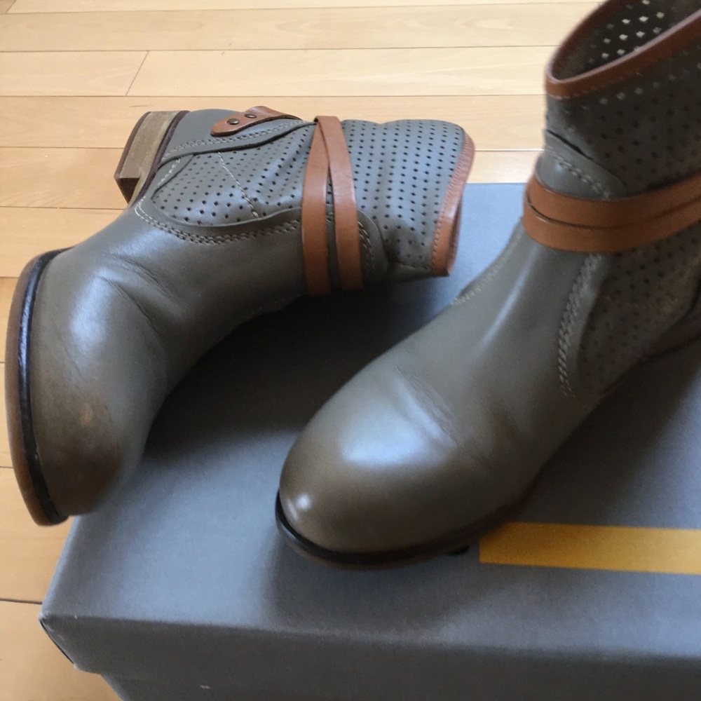 Soft leather gorgeous booties - Picture 4 of 16